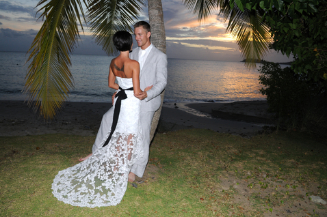 bride ans bridesmaides on beach